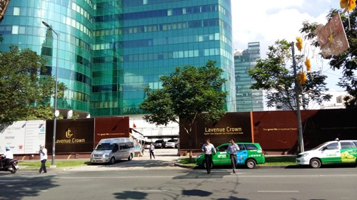 Khu đất dự án Lavenue Crown nằm cạnh tòa nhà Diamond Plaza, nhà thờ Đức Bà, Dinh Thống Nhất... có diện tích gần 5.000m2 nhưng hiện nay cho vài chủ thuê để làm bãi giữ xe.