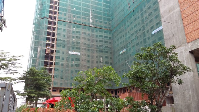 Tòa nhà HQ 4 đang thi công hoàn thiện, nơi xảy ra tai nạn thương tâm, đang được cơ quan chức năng phong tỏa điều tra.