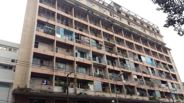 Nằm cách chung cư 727 Trần Hưng Đạo khoảng 100m là chung cư trước bệnh viện chấn thương chỉnh hình thành phố. Cột, tường nhà đóng rêu phong, gãy đổ... nhưng cuộc sống của người dân vẫn rất bình thường.
