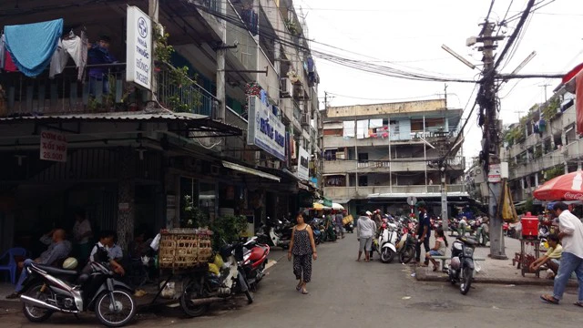 Người dân tại các lô của chung cư Nguyễn Thường Thuật đang mong chờ chính quyền địa phương có một chính sách hỗ trợ hợp lý để họ di dời đến nơi ở mới ổn định cuộc sống.