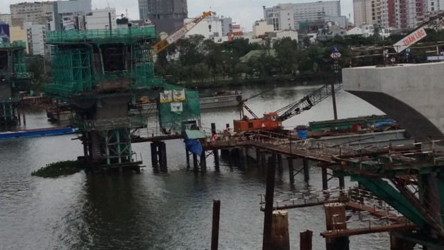 Công trường song song cầu Sài Gòn: 2 trụ cầu chính vượt sông Sài Gòn hiện đã thành hình, công nhân hiện đang khẩn trương thi công.
