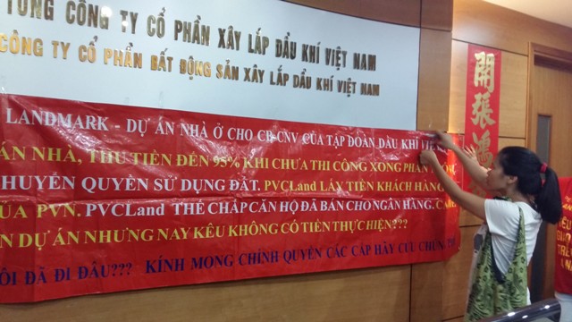 Khách hàng đã giăng biểu ngữ đòi nhà đỏ rực khắp văn phòng làm việc của công ty PVC Land.