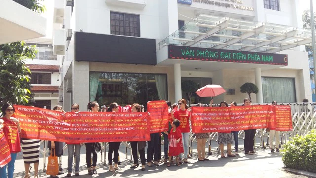 Đòi quyền lợi trước văn phòng đại diện của Tập đoàn Dầu khí Việt Nam tại Tp.HCM, trên đường Trương Định.