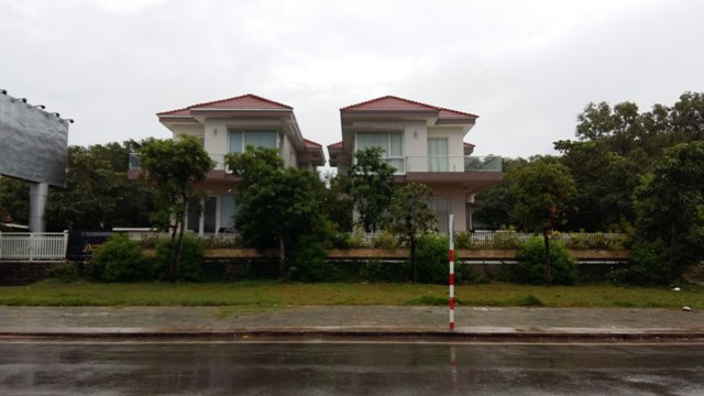 Hai căn biệt thự ngay trung tâm thị trấn Dương Đông đang được rao bán với giá gần 20 tỷ đồng/căn.