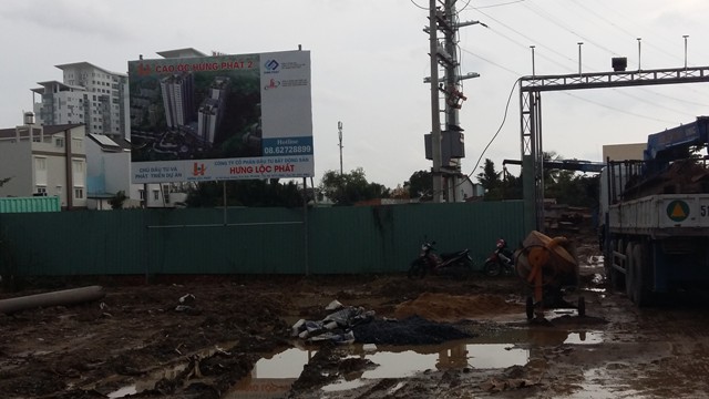 
Trên công trường thi công chung cư cao cấp Hưng Phát 2, nằm trên đường Nguyễn Hữu Thọ.
