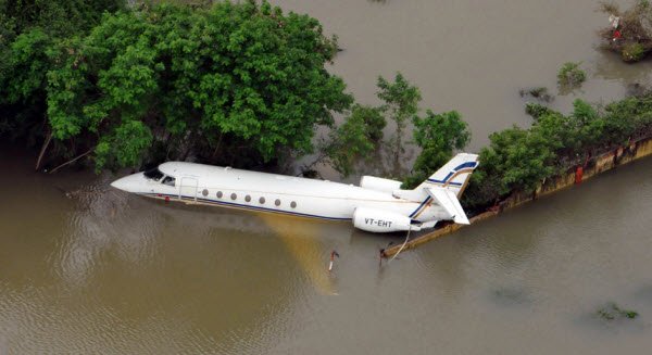 Một chiếc máy bay bị ngập trong nước lũ tại thành phố Chennai.
