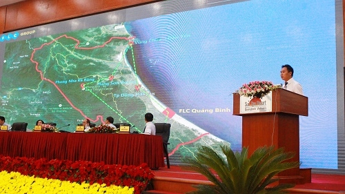 Ông Đặng Tất Thắng, Phó Tổng giám đốc Tập đoàn FLC giới thiệu ý tưởng đầu tư tổ hợp sân golf tại Quảng Bình