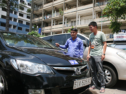 Học viên chọn xe lái thử tại Trường Dạy lái xe Thống Nhất (quận 10, TP HCM) Ảnh: Hoàng Triều