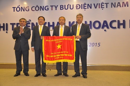 Thứ trưởng Nguyễn Minh Hồng trao Cờ thi đua Chính phủ cho Tổng Công ty Bưu điện Việt Nam