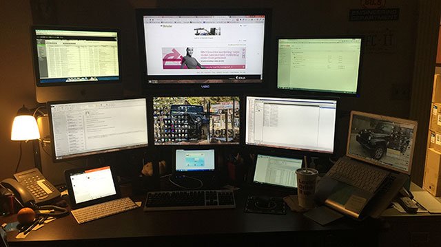 Dàn máy tính gồm 6 màn hình cực hoành tráng của Luckey.
