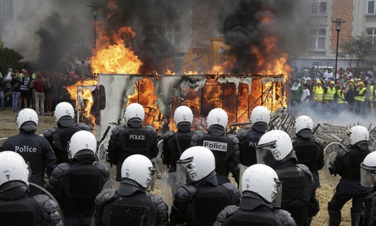 Nông dân biểu tình đốt xe tải bên ngoài trụ sở Hội đồng EU hôm 7-9Ảnh: REUTERS