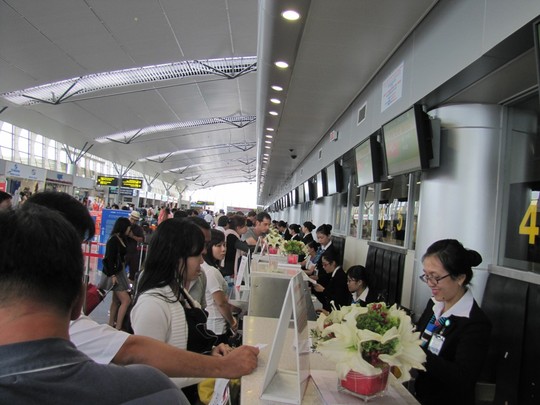 Hành khách làm thủ tục tại nhà ga quốc tế Đà Nẵng