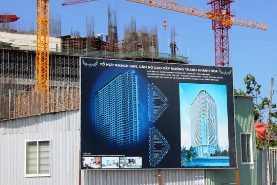 Bảng quảng cáo công trình cao 48 tầng