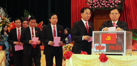 Các đại biểu bầu BCH khóa mới. Ảnh Cổng TTĐT Thái Nguyên