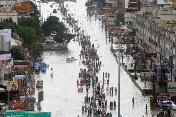 Mưa lớn trong nhiều ngày khiến đường phố ở Chennai ngập trắng nước.