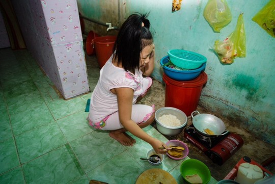 Dù sắp sinh nở, bữa ăn chiều của nữ công nhân Nguyễn Thị Giàu chỉ có cơm nguội, nước tương và một ít đồ chay mua với giá 7.000 đồng!