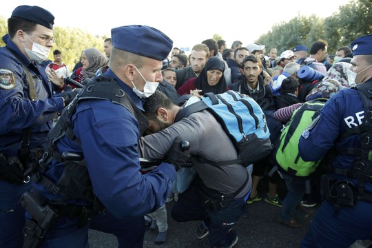 Cảnh sát Hungary xô xát với người di cư ở làng Roszke hôm 7-9 Ảnh: REUTERS