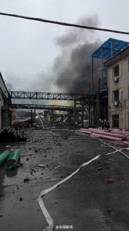 Nhân chứng cho biết vụ nổ đã khiến nhà xưởng tan hoang, lửa khói mù mịt.