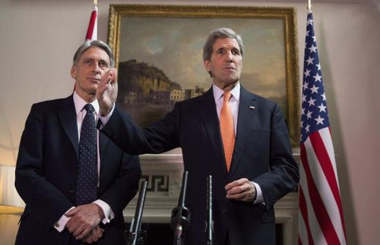John Kerry (phải) và người đồng cấp Philip Hammond. Ảnh: Reuters