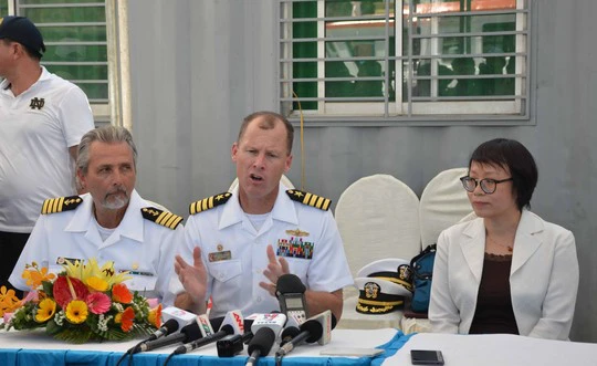 Đại diện tàu bệnh viện USNS Mercy trả lời báo chí Việt Nam tại lễ đón