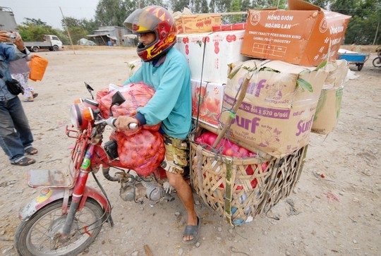Anh Chao Sóc Hum, thương lái Campuchia sang cửa khẩu Tịnh Biên mua hàng, cho biết: “Mỗi ngày tôi sang Việt Nam mua hàng nông sản từ 2-3 chuyến để mang về tiêu thụ cho các chợ xã”.