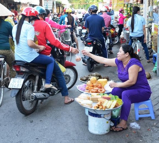 Nữ công nhân ghé mua bánh bông lan và các loại bánh ngọtẢNH: NGUYỄN LUÂN