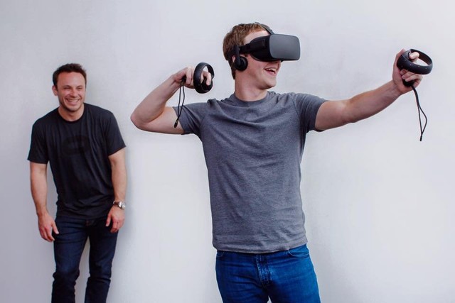 CEO Mark Zuckergerg của Facebook tỏ ra vô cùng thích thú trước phát minh Oculus Rift của Luckey.
