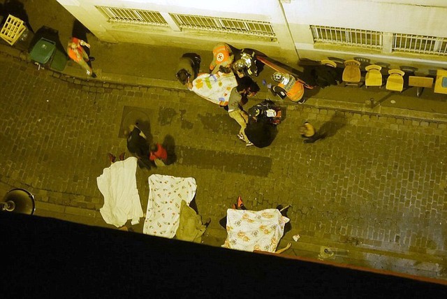 Thi thể một nạn nhân nằm trong một ngõ nhỏ ở Paris au hàng loạt vụ tấn công tối 13/11 (giờ địa phương). Ảnh: Dailymail