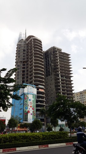 Dự án cao ốc văn phòng song đôi là DB Tower và V-Ikon án ngữ ngay đường ra vào thành phố khá tấp nập. 