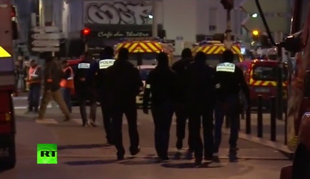
Đông đảo cảnh sát đã được điều đến Saint-Denis - Ảnh chụp qua bản tin phát trực tiếp trên YouTube của RT lúc 13g29 ngày 18-11
