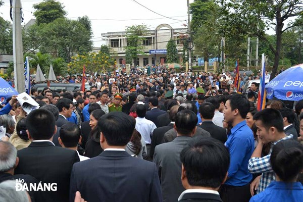 Hàng ngàn người dân chờ vào viếng ông Nguyễn Bá Thanh