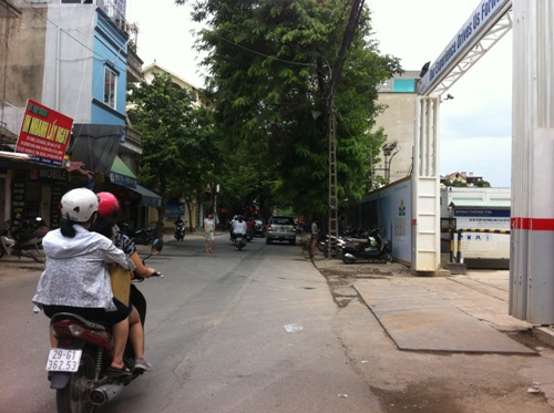 Cổng vào công trình phía đường Nguyễn Huy Tưởng
