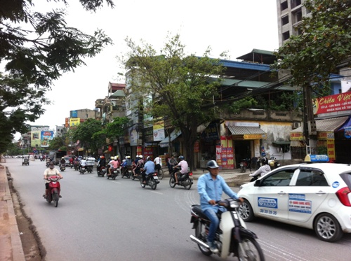 Đường Tam Trinh khá nhỏ với lưu lượng giao thông qua lại hàng ngày đông đúc