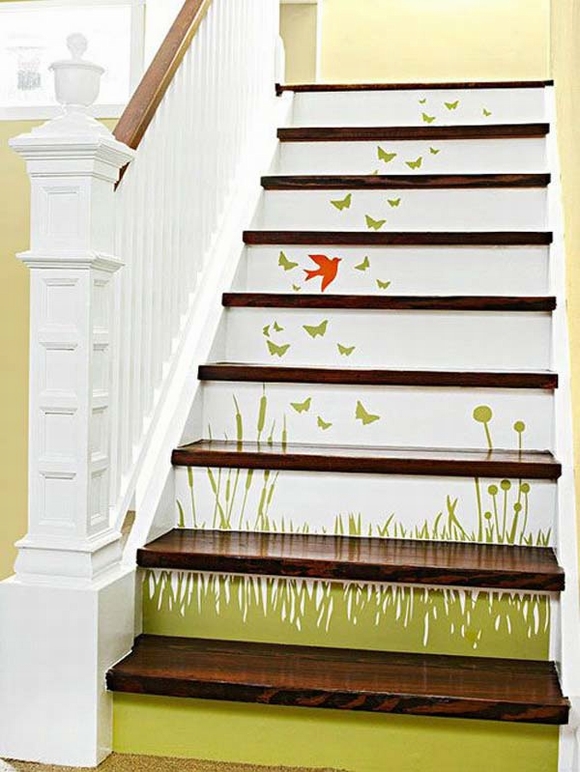 Cầu thang nhà bạn sẽ hoàn toàn được thay áo mới khi được trang trí bằng giấy dán tường với những họa tiết cực bắt mắt.