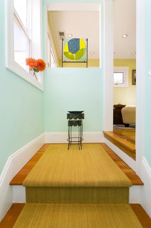 Cầu thang nhà bạn sẽ trở nên đẹp mắt, quyến rũ và trở nên an toàn hơn bao giờ hết khi được trang trí thêm bởi những tấm thảm hoa văn độc đáo trải dọc cầu thang.