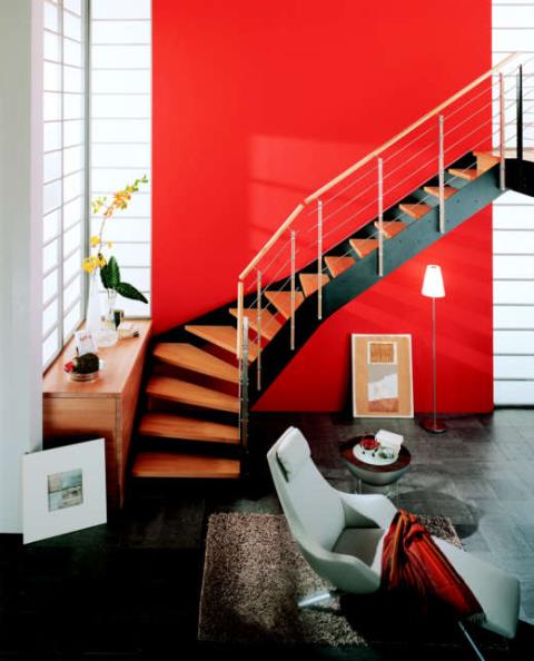 Với màu sơn đỏ chói, cầu thang nhà bạn trông nổi bật hơn bao giờ hết tại nơi tiếp giáp giữa bức tường và cầu thang.