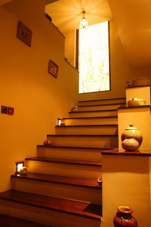 Những bình gốm sẽ tạo nên nét sang trọng cho cầu thang nhà bạn.