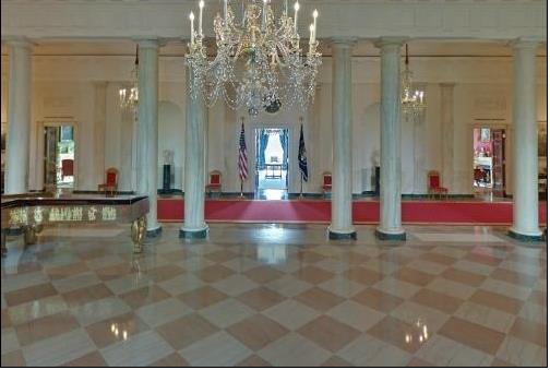 
Ngay tại cửa chính Nhà Trắng được đặt một chiếc Piano với bốn góc là bốn con đại bàng mạ vàng.
