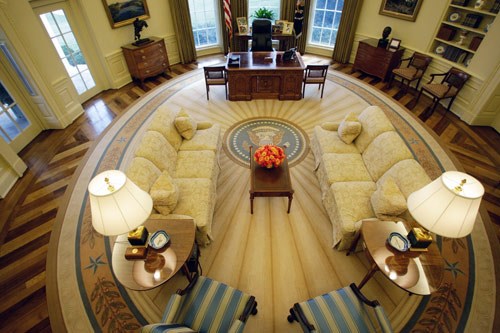 
Phòng Oval là nơi làm việc chính thức của Tổng thống Mỹ, là nơi diễn ra các cuộc gặp giữa Tổng thống và các vị nguyên thủ quốc gia, với nội các và các vị quan chức cấp cao của Chính phủ. Đây cũng là nơi ghi hình những lời phát biểu của Tổng thống tới người dân Mỹ và thế giới.
