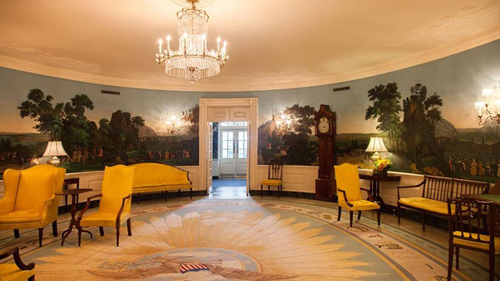 Phòng Tiếp đón ngoại giao. Đây là nơi đầu tiên Tổng thống và Đệ nhất phu nhân tiếp đón những nguyên thủ quốc gia khi họ tới Nhà Trắng.