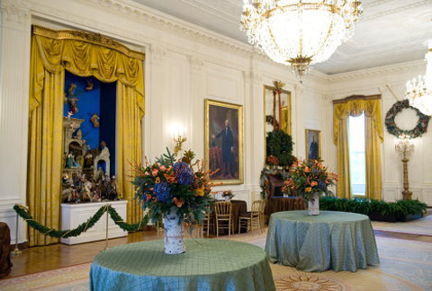 Phòng lớn nhất trong Nhà Trắng, phòng Phía đông là phòng khán giả công cộng. Phòng chứa những đồ nội thất nhỏ và theo truyền thống thường là nơi tổ chức các buổi họp mặt lớn.