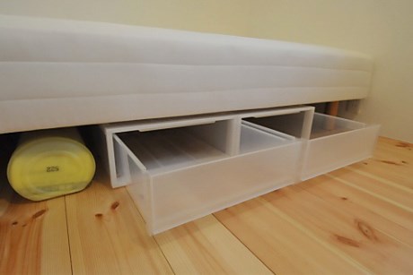 
Nếu dùng giường, dưới gầm giường ngủ, mọi người có thể kê một hoặc hai chiếc hộp nhỏ để chứa đồ.
