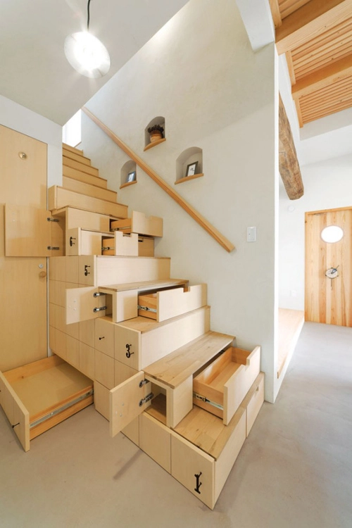 Cầu thang cũng được những gia đình Nhật Bản tận dụng một cách tối ưu. Cầu thang được thiết kế thành những ngăn kéo lớn nhỏ được đánh số rất tiện mỗi khi tìm kiếm những đồ dùng cần thiết.