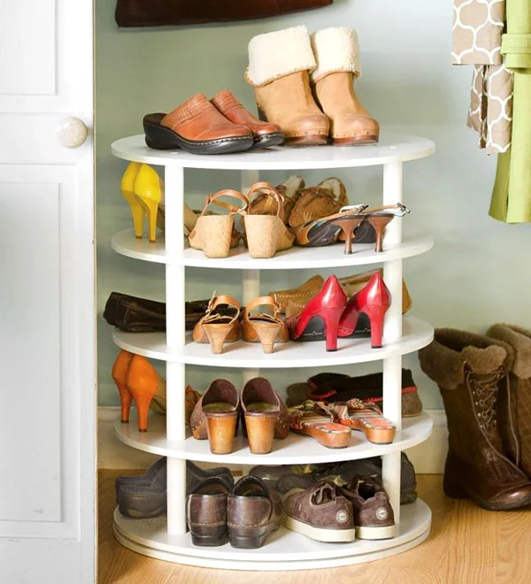 Một kệ gỗ để giày nhiều tầng hình tròn sẽ giúp bạn lưu trữ giày dép thật gọn gàng.