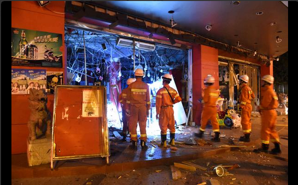 
Lực lượng cứu hỏa đang làm việc, trong số các địa điểm xảy ra nổ có cả trung tâm thương mại (Ảnh: twitter)
