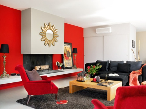 Sử dụng nội thất là cách nhanh chóng và đơn giản để mang màu đỏ vào không gian sống. Đối với phòng khách, đó có thể là bộ sofa hay một vài chiếc gối trang trí màu đỏ nổi bật trong căn phòng trắng.