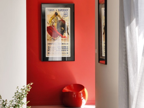 Lối đi trong nhà với bức tường đỏ tạo cảm giác nồng ấm