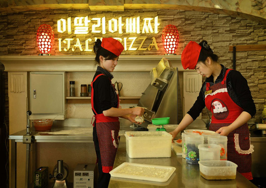 Nhân viên đang làm bánh pizza tại một nhà hàng ở thủ đô Bình NhưỡngẢnh: Washington Post