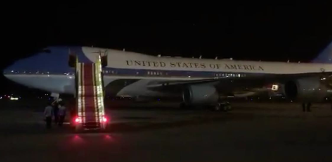 Chuyên cơ Tổng thống Obama đến sân bay Nội Bài.