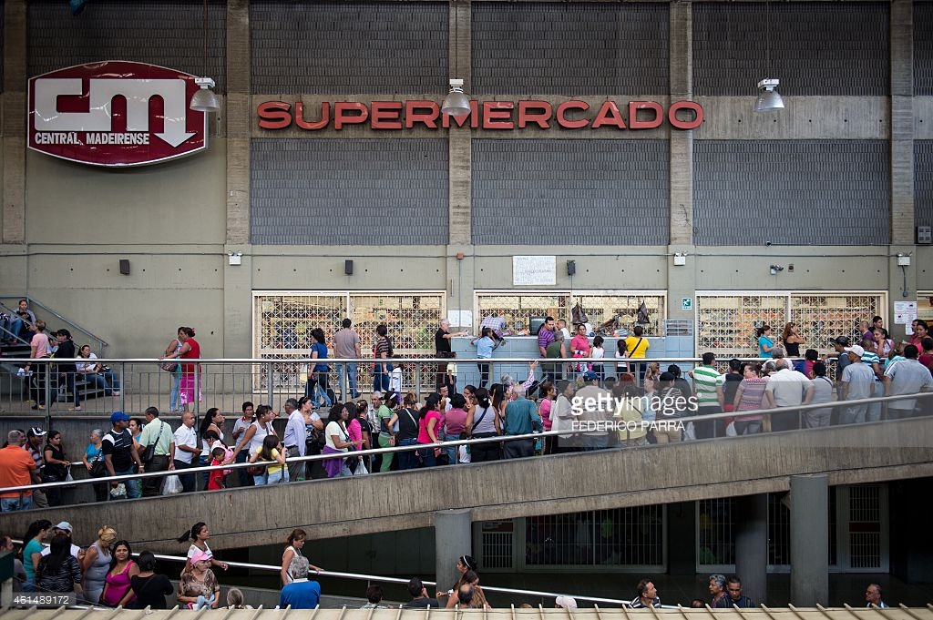 
Cảnh người dân lũ lượt xếp hàng bên ngoài một siêu thị tại Caracas ngày 13/1/2015. Vào thời điểm này Venezuela thiếu hụt 1/3 hàng hóa cần thiết. Lạm phát năm 2014 ở mức 64%. Ảnh: FEDERICO PARRA/ Stringer

 

